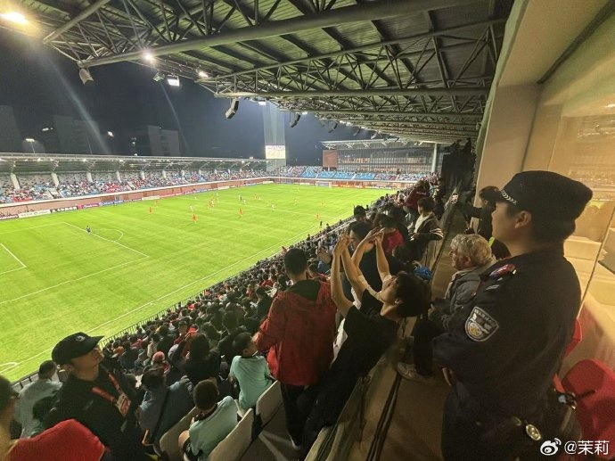  前国足主帅米卢现身球场，观看U20国足vs卡塔尔U20